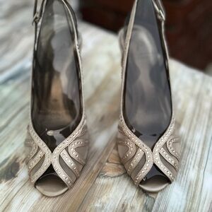 Adrianna Papell FIJI Elegant Satin Crystal Studded Peep-Toe Women's Shoes Sz 6.5